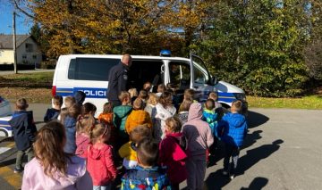 Sigurni u prometu – policijski službenici posjetili dječji vrtić Škrinjica